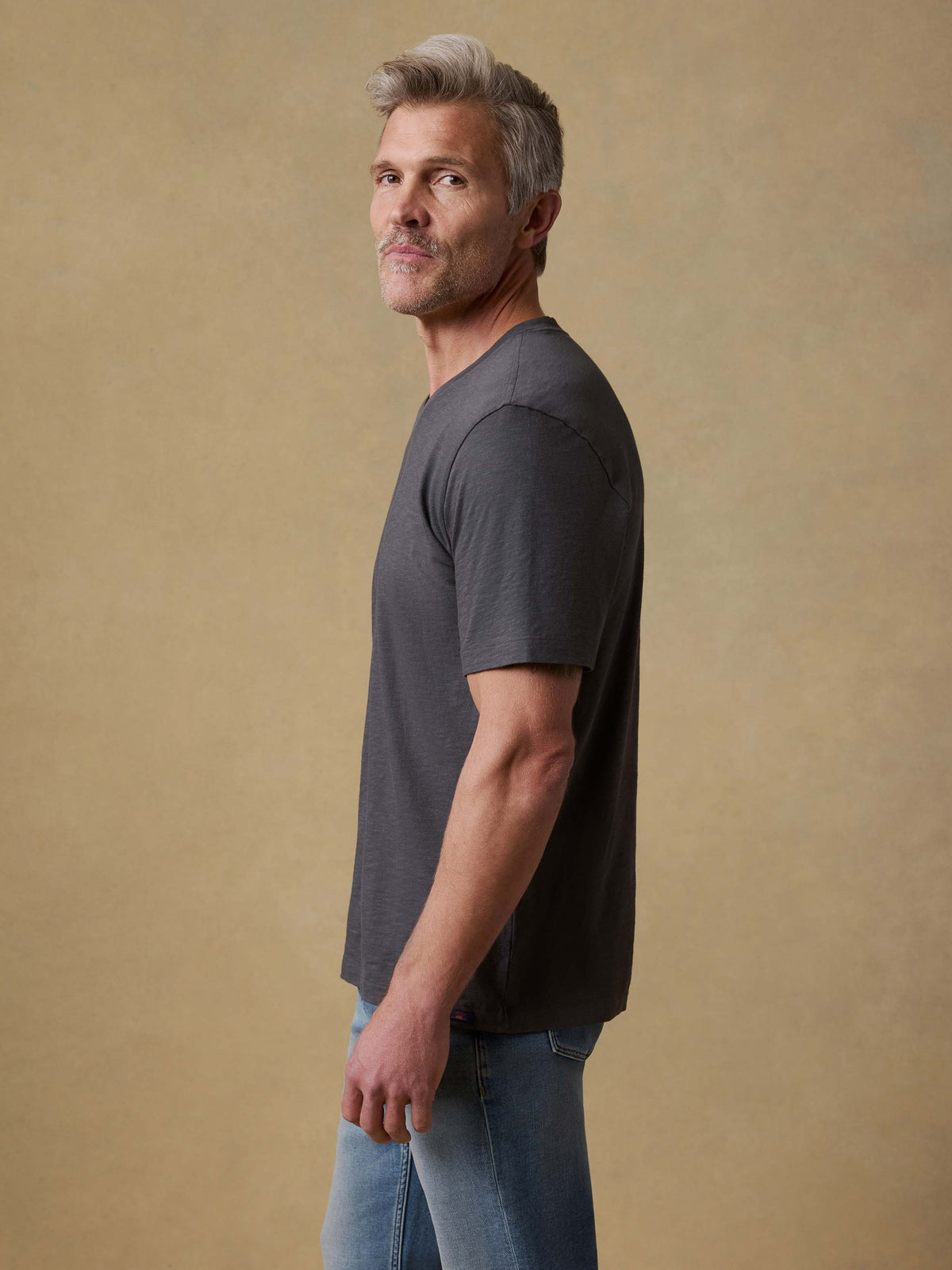 SP26-Faherty-Mens-MKS2500-GRP-Ss_Sunwashed_V-Neck_Tee-Graphite_OM_FRONT_CROP_1_Web.jpg