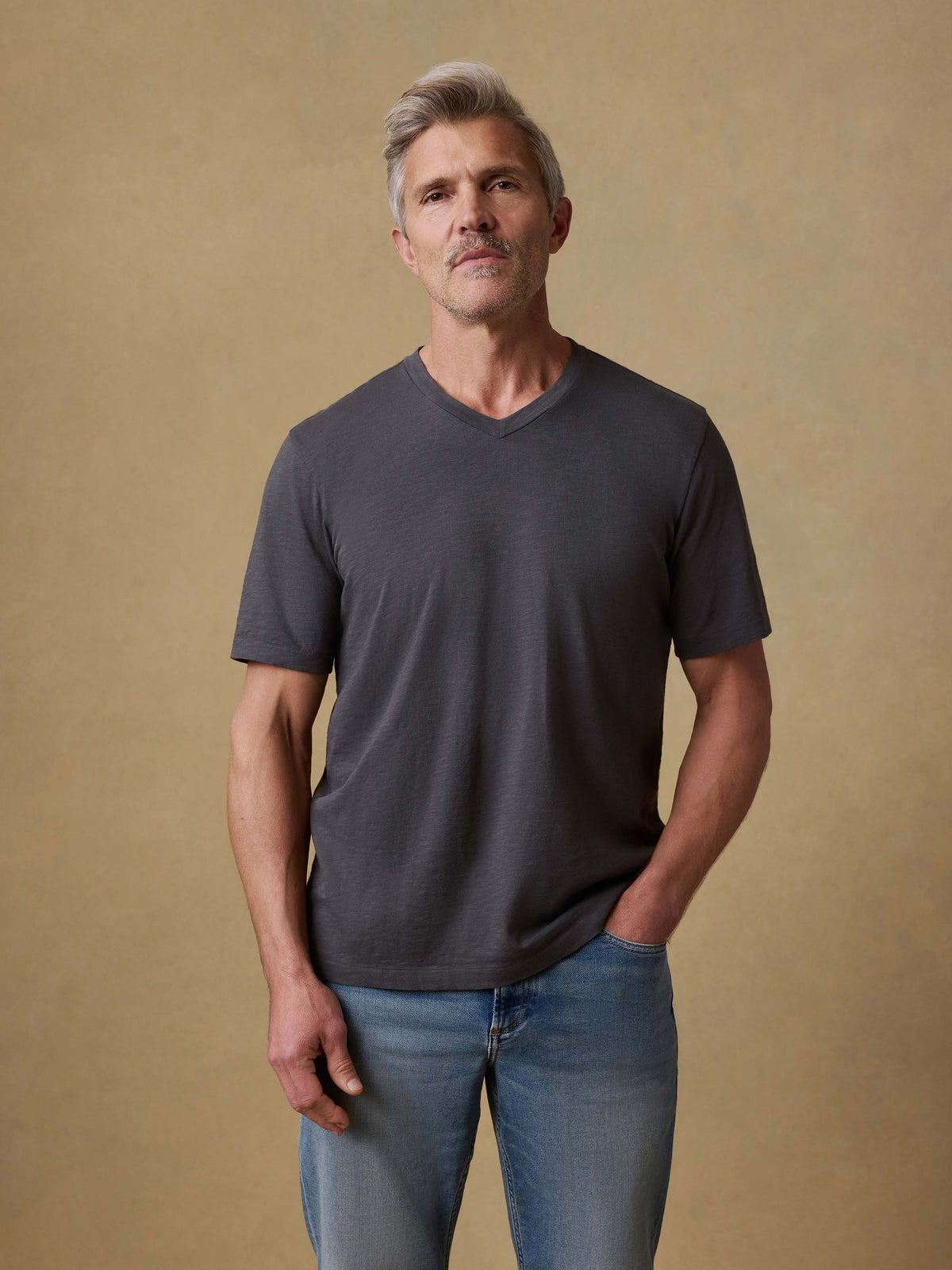 SP26-Faherty-Mens-MKS2500-GRP-Ss_Sunwashed_V-Neck_Tee-Graphite_OM_FULL_BODY_1_Web.jpg