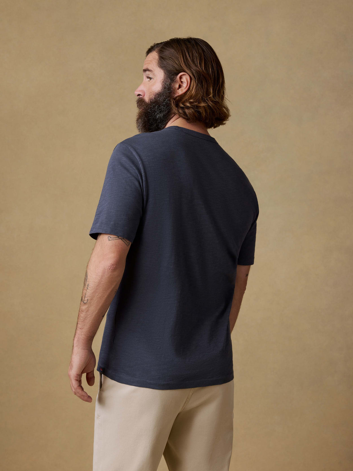 SP26-Faherty-Mens-MKS2501-DUY-Sunwashed_Tee-Dune_Navy_OM_BACK_CROP_1_Web.jpg