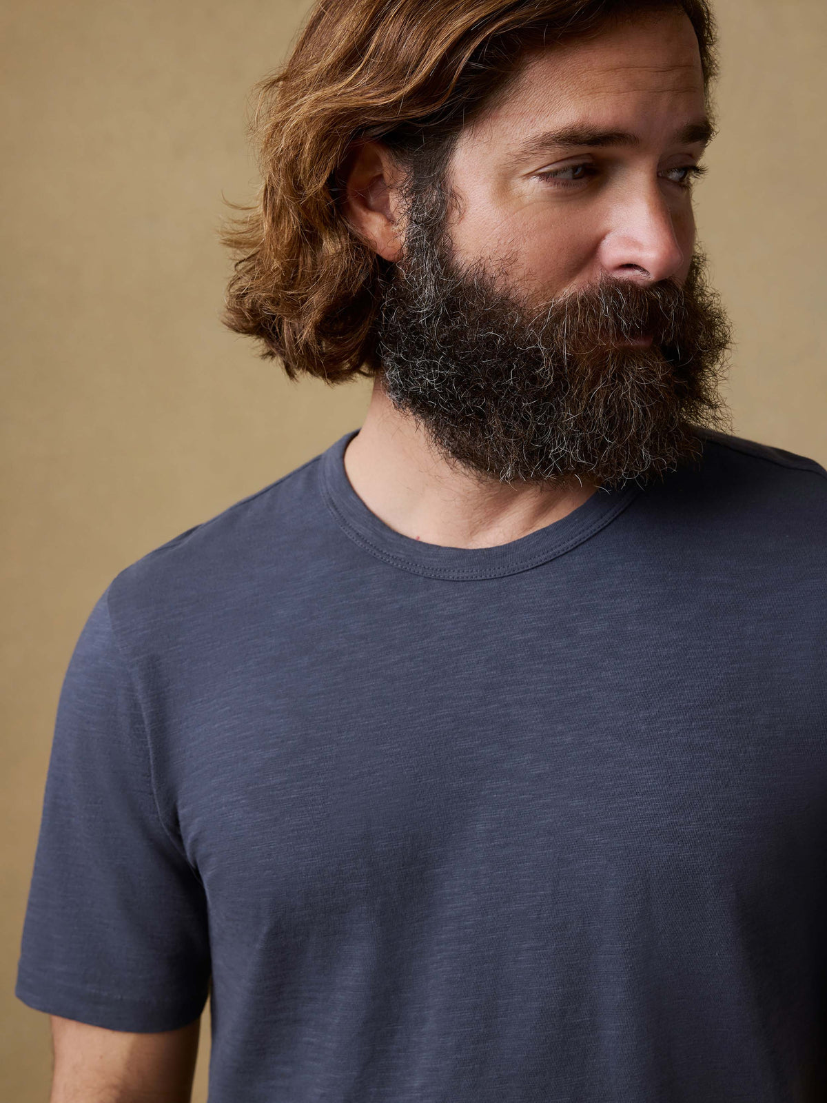 SP26-Faherty-Mens-MKS2501-DUY-Sunwashed_Tee-Dune_Navy_OM_DETAIL1_1_Web.jpg