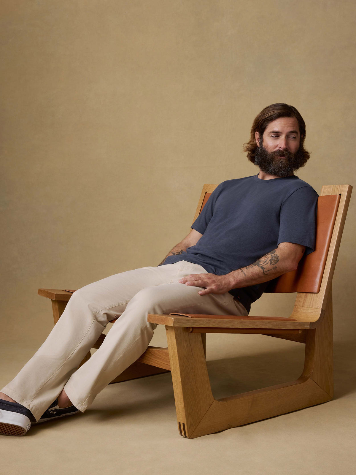 SP26-Faherty-Mens-MKS2501-DUY-Sunwashed_Tee-Dune_Navy_OM_EDITORIAL_1_Web.jpg