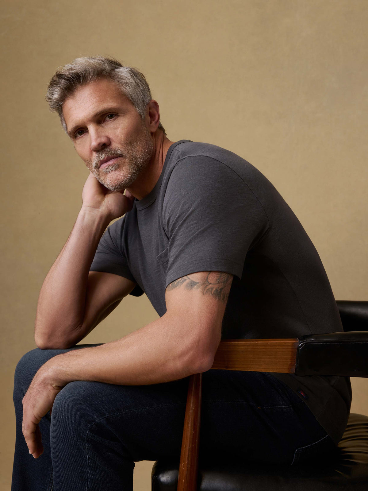 SP26-Faherty-Mens-MKS2519-GRP-Sunwashed_Pocket_Tee-Graphite_OM_ALT_1_Web.jpg