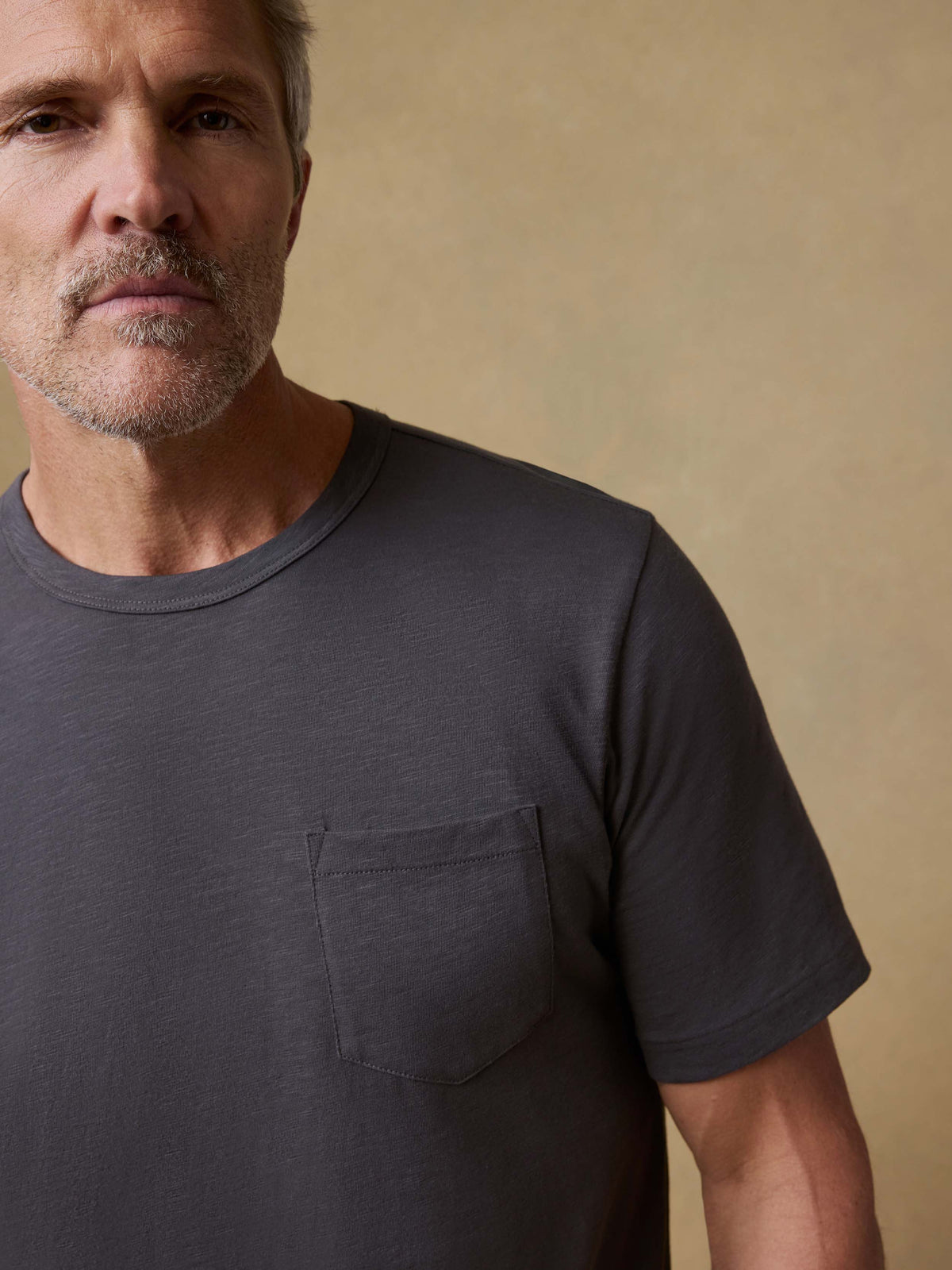 SP26-Faherty-Mens-MKS2519-GRP-Sunwashed_Pocket_Tee-Graphite_OM_DETAIL1_1_Web.jpg