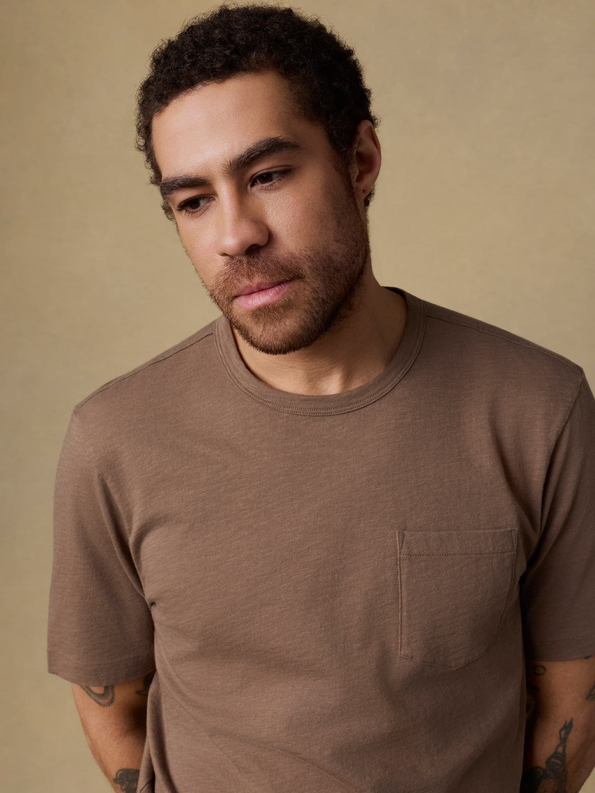 SP26-Faherty-Mens-MKS2519-IAB-SunwashedPocketTee-IslandBrown_OM_DETAIL1_1_Web.jpg