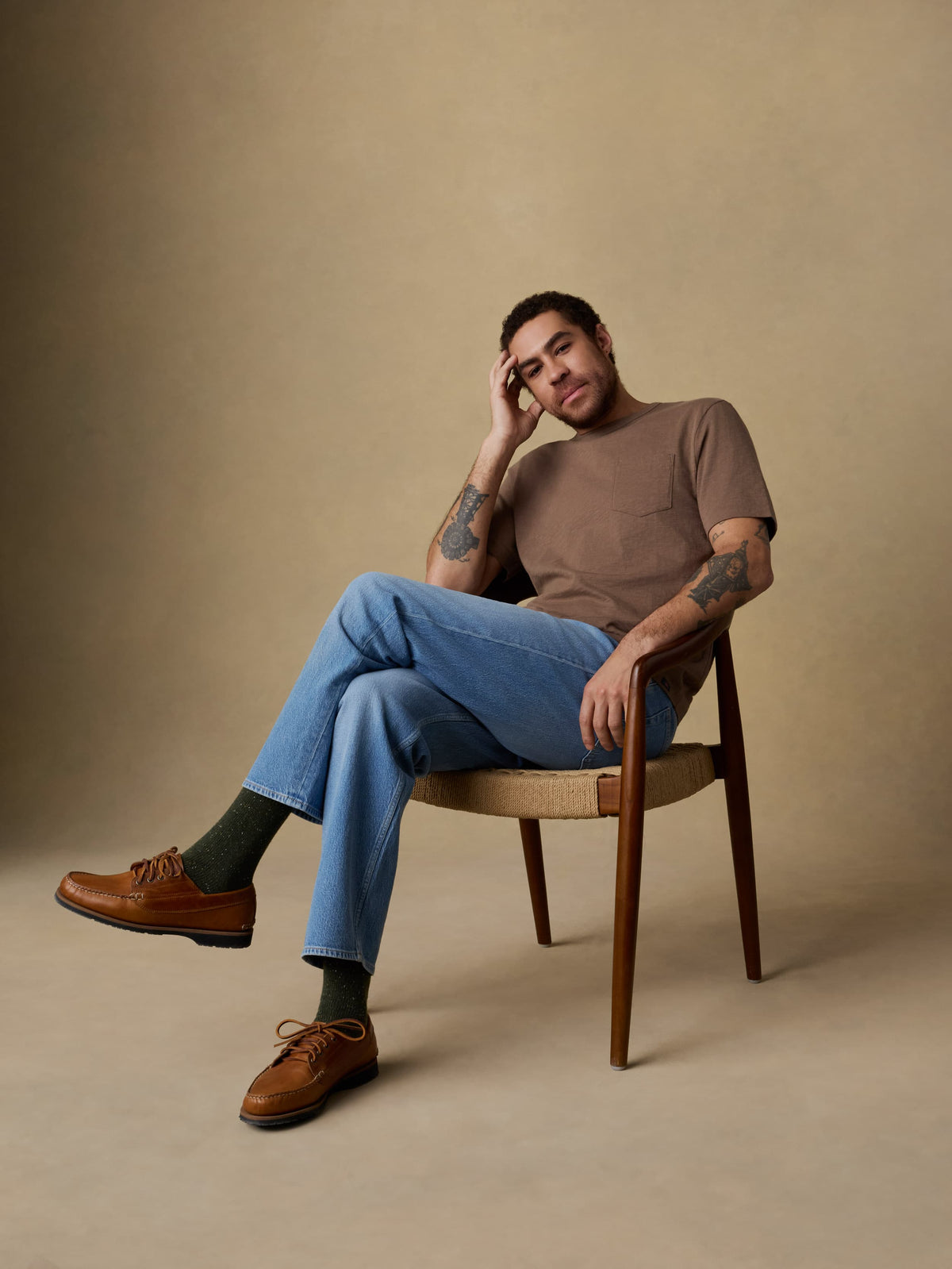 SP26-Faherty-Mens-MKS2519-IAB-SunwashedPocketTee-IslandBrown_OM_EDITORIAL_2_Web.jpg