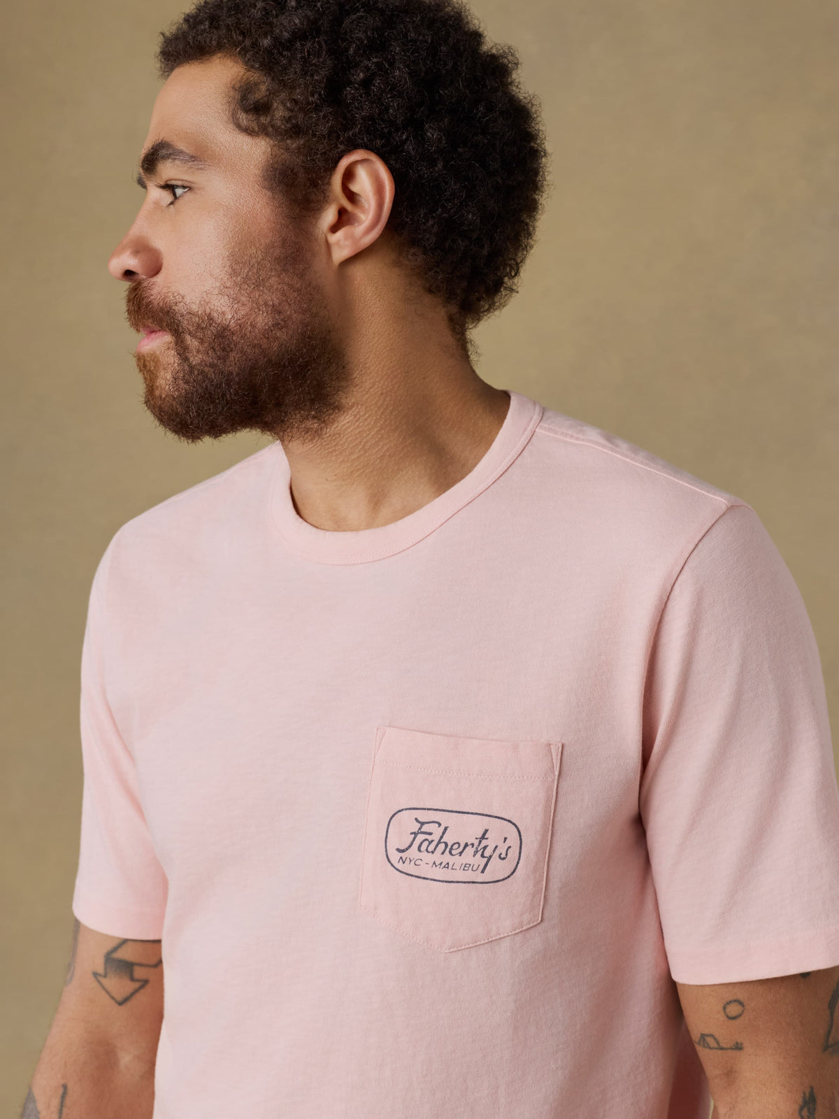 SP26-Faherty-Mens-MKS2616-PKA-SurfShopSunwashedPocketTee-PinkSand_OM_DETAIL1_2_Web.jpg