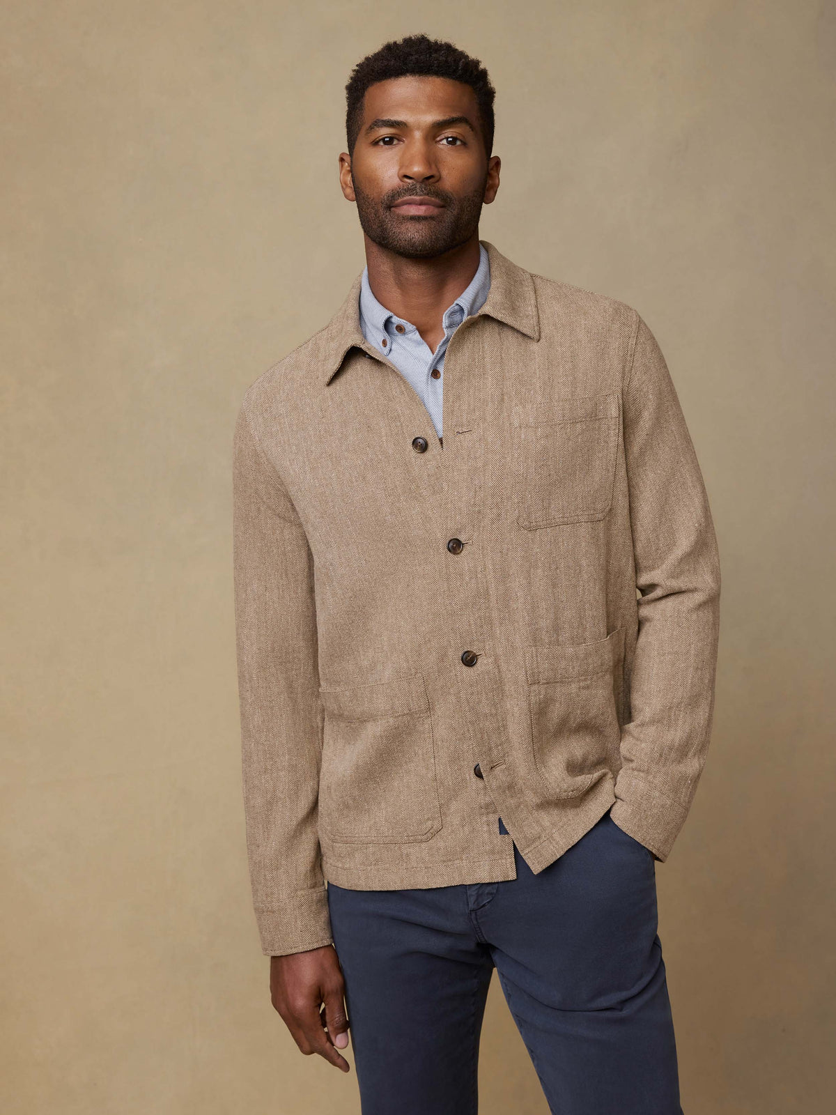 SP26-Faherty-Mens-MOS2606-KAE-HerringboneStudioJacket-KhakiHerringbone_OM_FULL_BODY_2_Web.jpg