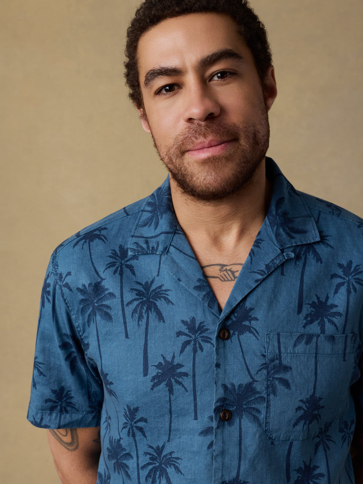 SP26-Faherty-Mens-MWS2525-OAA-SsBreezeCampShirt-OceanShoreTrees_OM_DETAIL1_1_Web.jpg