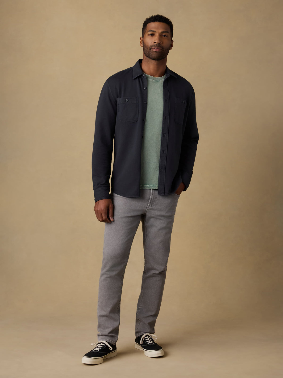 SP26-Faherty-Mens-MXF2507-WCL-FieldKnitShirt-WashedCharcoal_OM_FULL_BODY_1_Web.jpg
