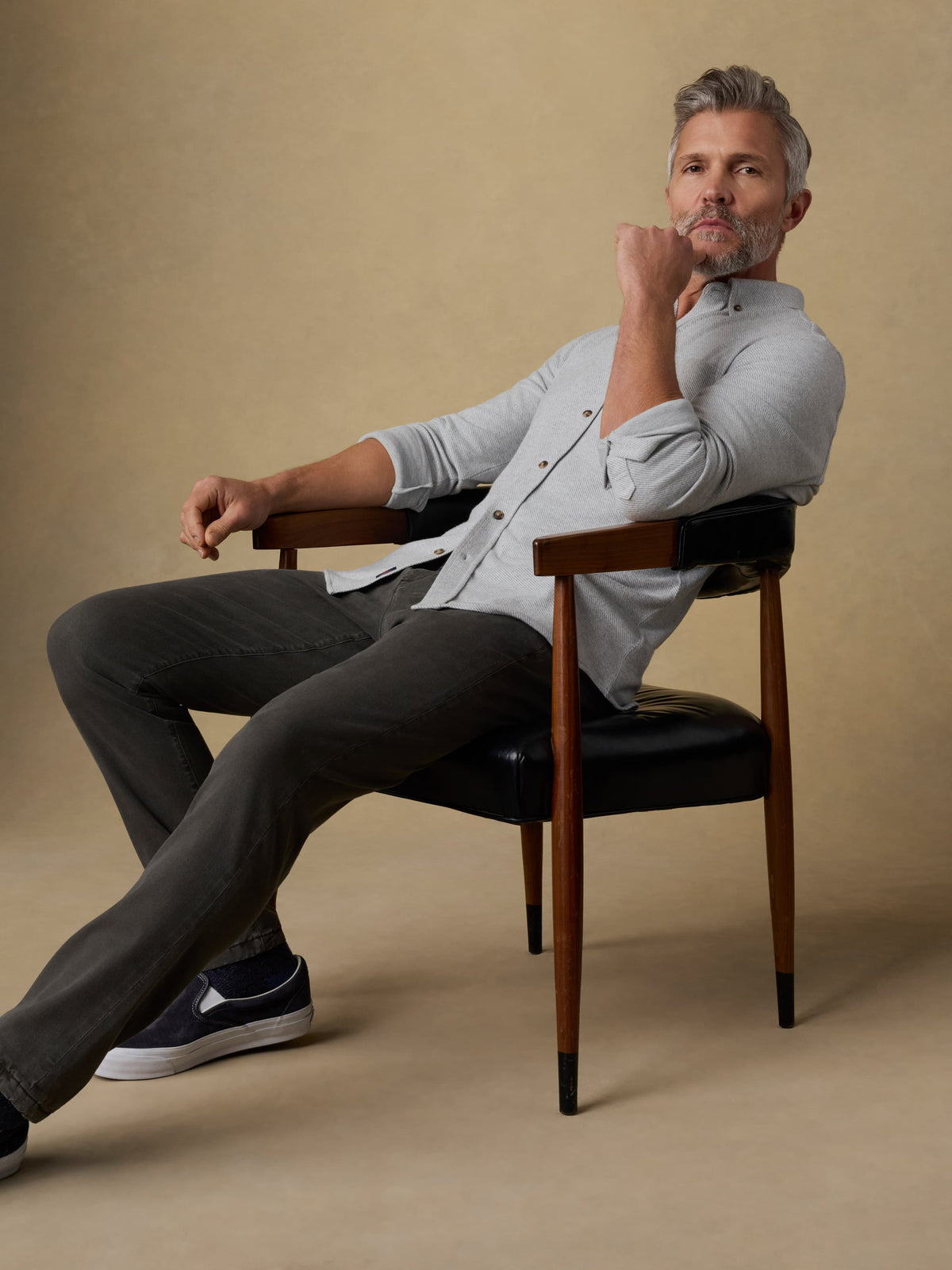 SP26-Faherty-Mens-MXH2309-LHG-LegendSweaterShirt_SinglePocket-LightHeatherGrey_OM_EDITORIAL_2_Web.jpg