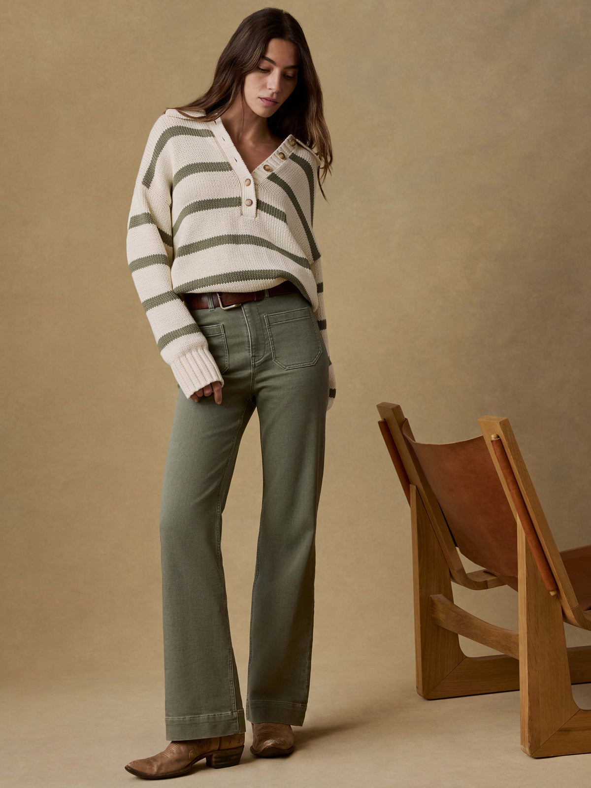 SP26-Faherty-Womens-WBF2501-ISO-StretchTerryPatchPocketPant-IslandOlive_OM_EDITORIAL_1_Web.jpg