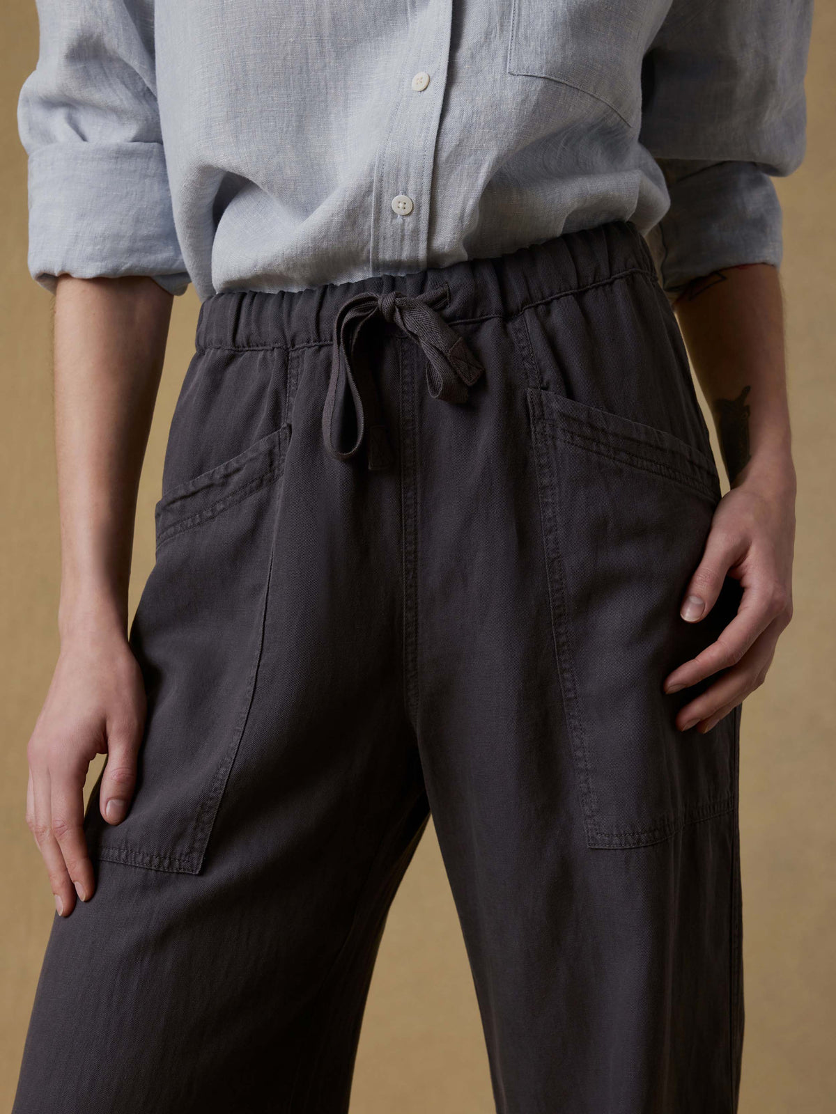 SP26-Faherty-Womens-WBS2522-WBK-Topanga_Drape_Pant-Washed_Black_OM_DETAIL1_1_Web.jpg