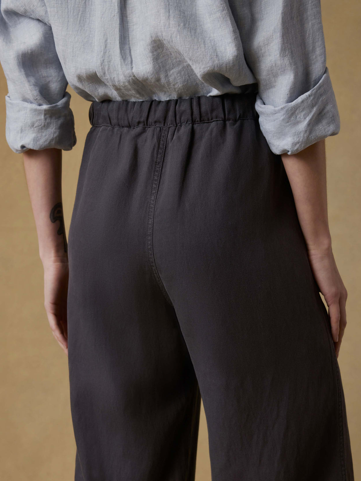 SP26-Faherty-Womens-WBS2522-WBK-Topanga_Drape_Pant-Washed_Black_OM_DETAIL2_1_Web.jpg
