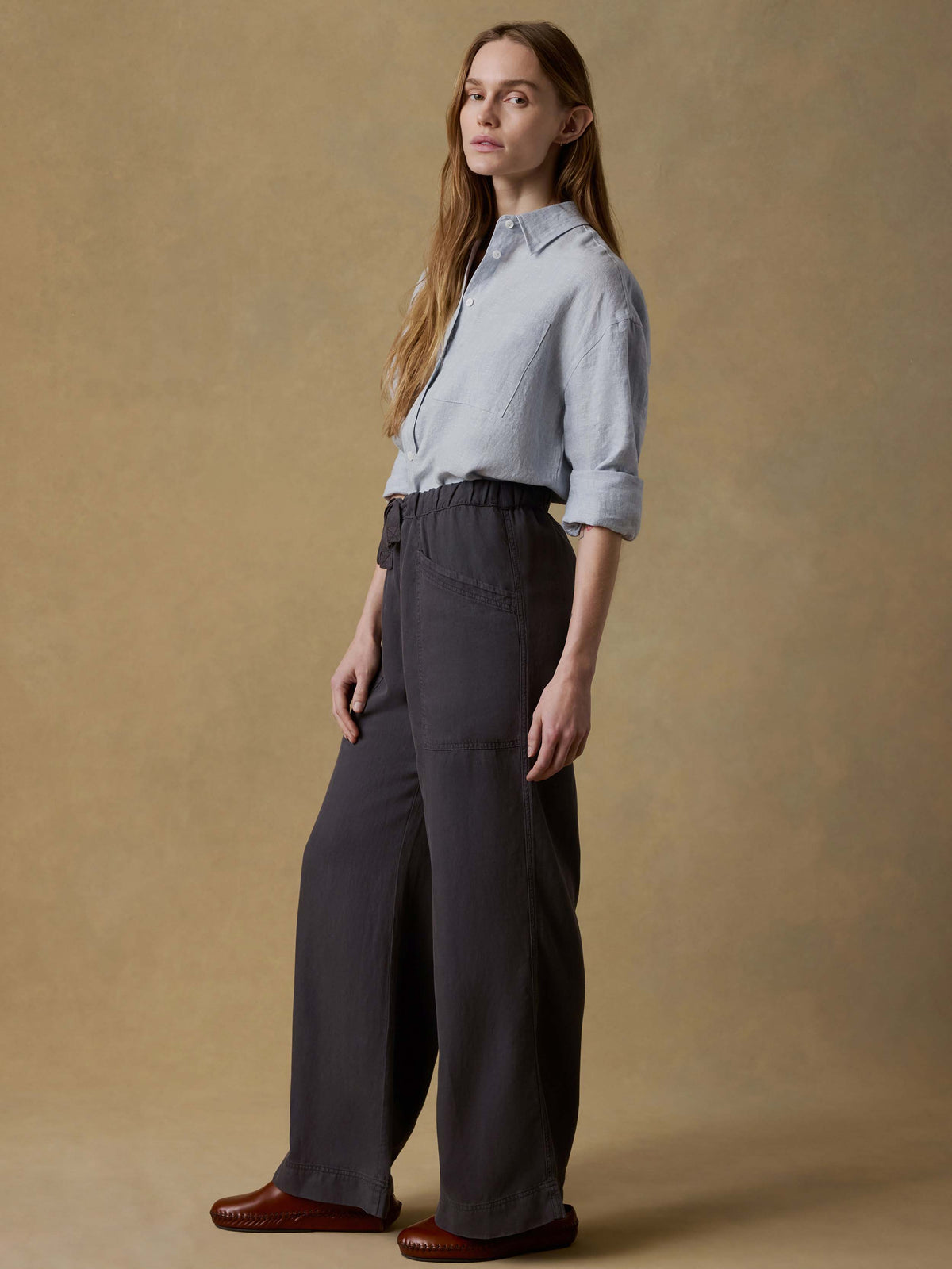 SP26-Faherty-Womens-WBS2522-WBK-Topanga_Drape_Pant-Washed_Black_OM_FULL_BODY_1_Web.jpg
