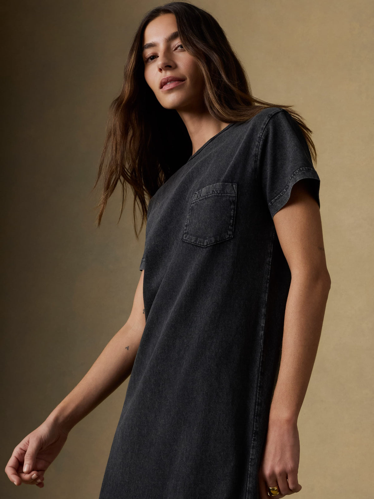 SP26-Faherty-Womens-WDS2639-WBK-RecycledCottonJerseyTShirtDress-WashedBlack_OM_EDITORIAL_2_Web.jpg