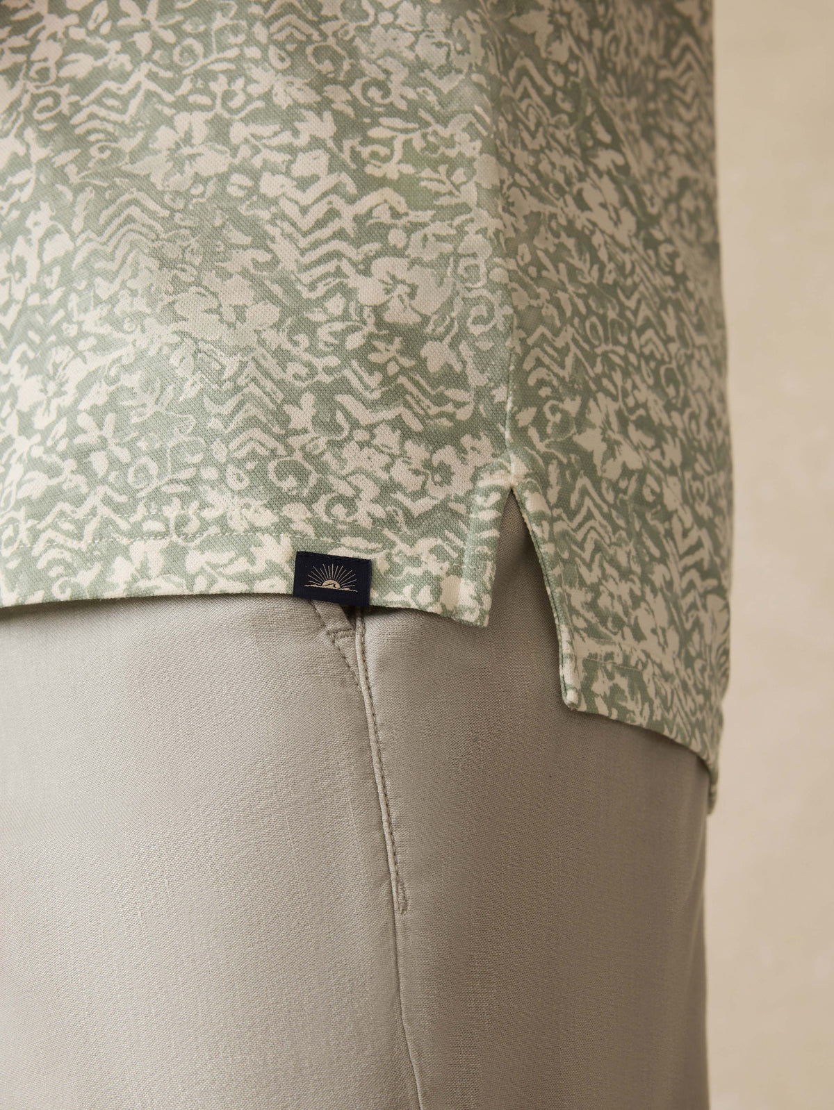 SU25-FAHERTY-MENS-MKS2525-DHI-SsMovementPiquePolo-DustySageHilo_DETAIL1_1.jpg