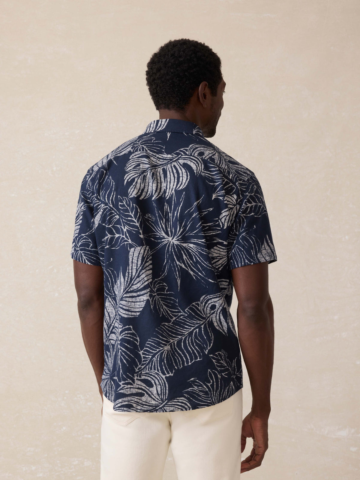 SU25-FAHERTY-MENS-MWS2516-NPT-SsBreezeShirt-NavyPerroTropical_BACK_OM_WS_1.jpg