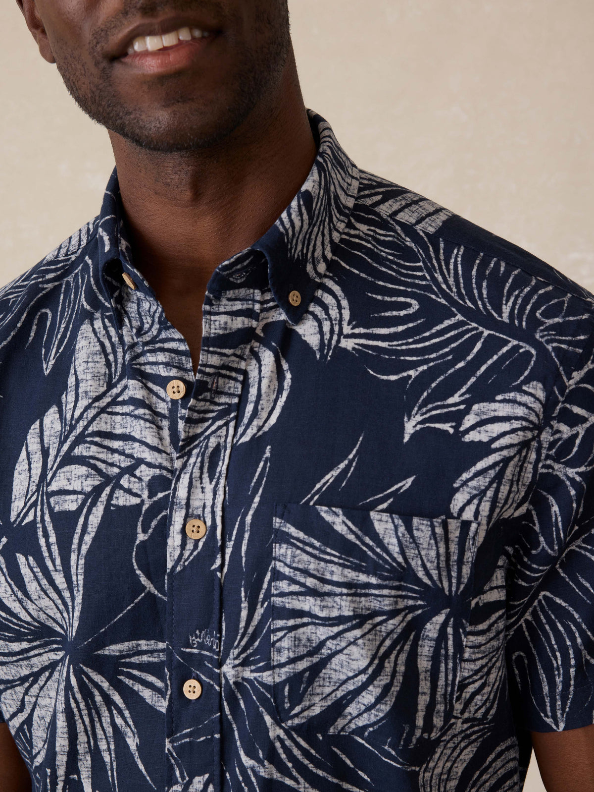 SU25-FAHERTY-MENS-MWS2516-NPT-SsBreezeShirt-NavyPerroTropical_OM_DETAIL1_1.jpg