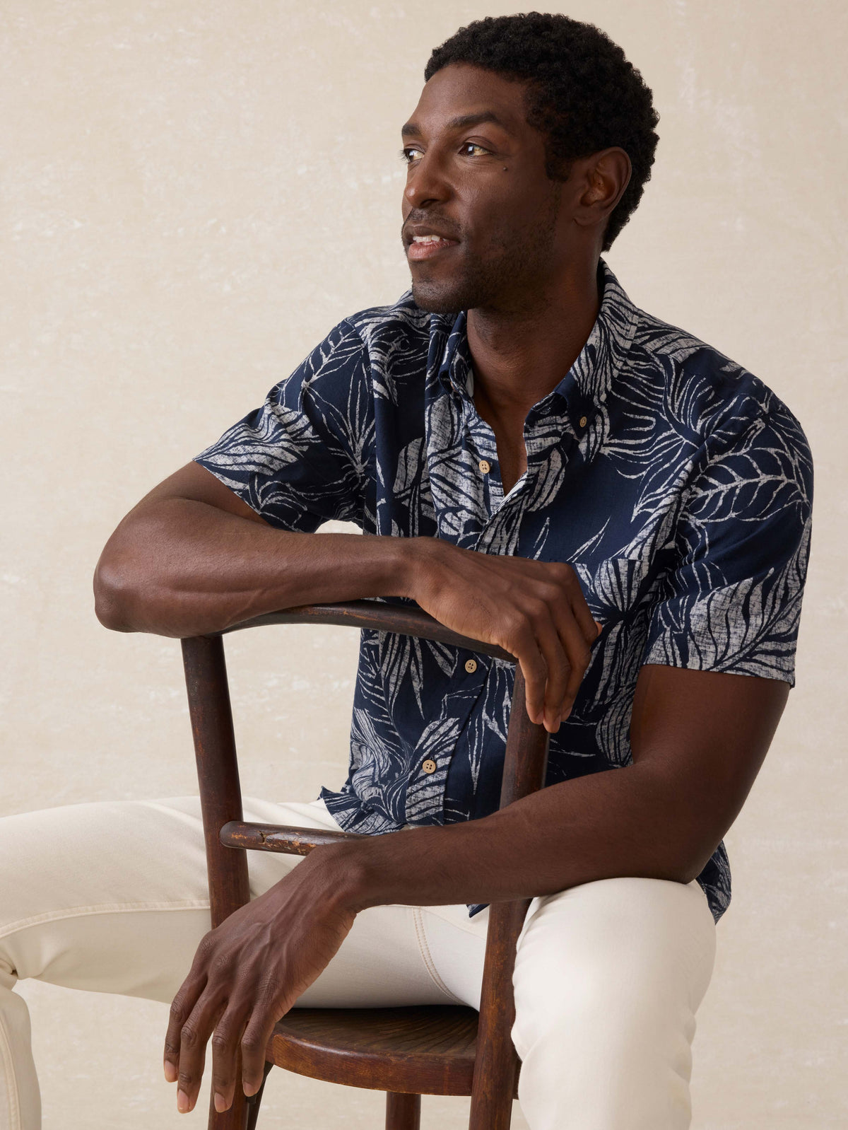 SU25-FAHERTY-MENS-MWS2516-NPT-SsBreezeShirt-NavyPerroTropical_OM_EDITORIAL_1.jpg