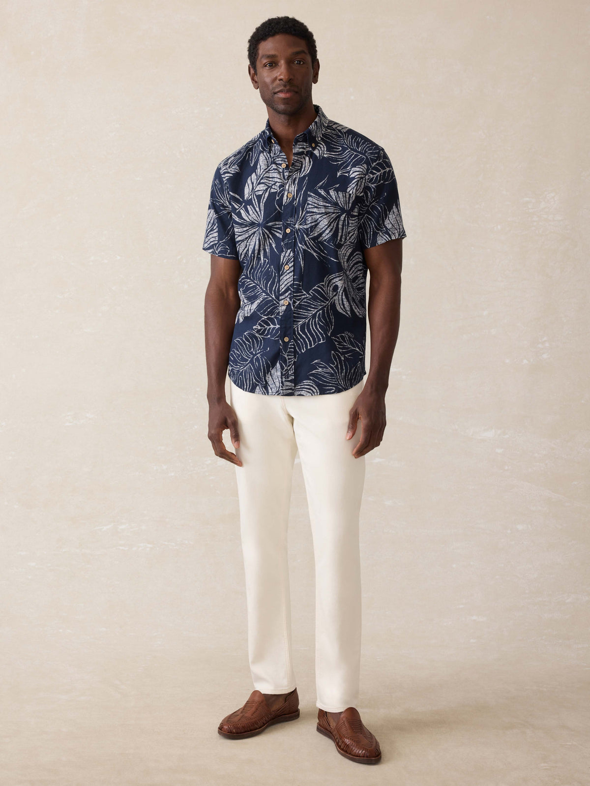 SU25-FAHERTY-MENS-MWS2516-NPT-SsBreezeShirt-NavyPerroTropical_OM_FULL_BODY_1.jpg
