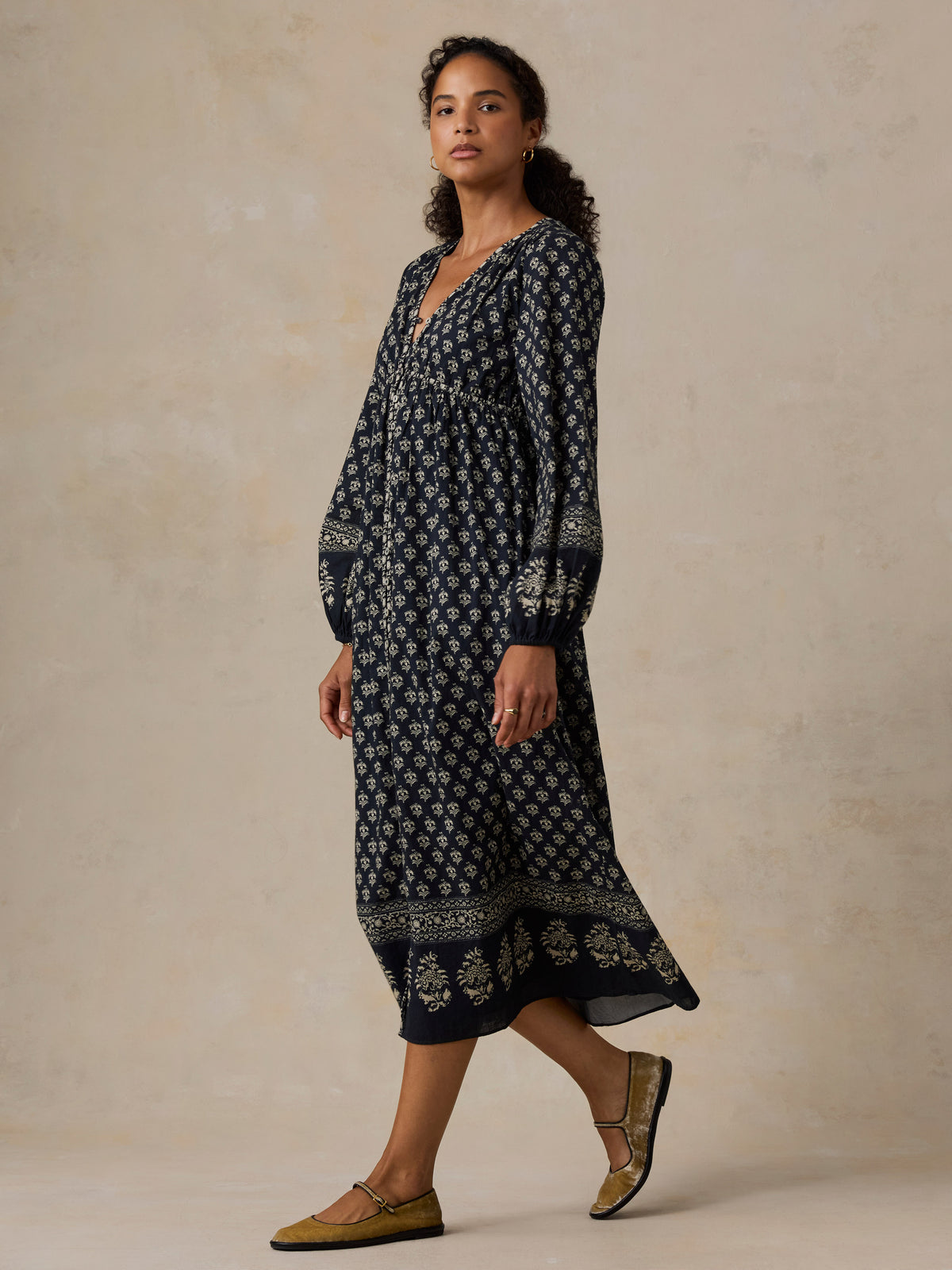 WDF2638-EXS_Maia_Dress_OM_EDITORIAL_1_Web.jpg