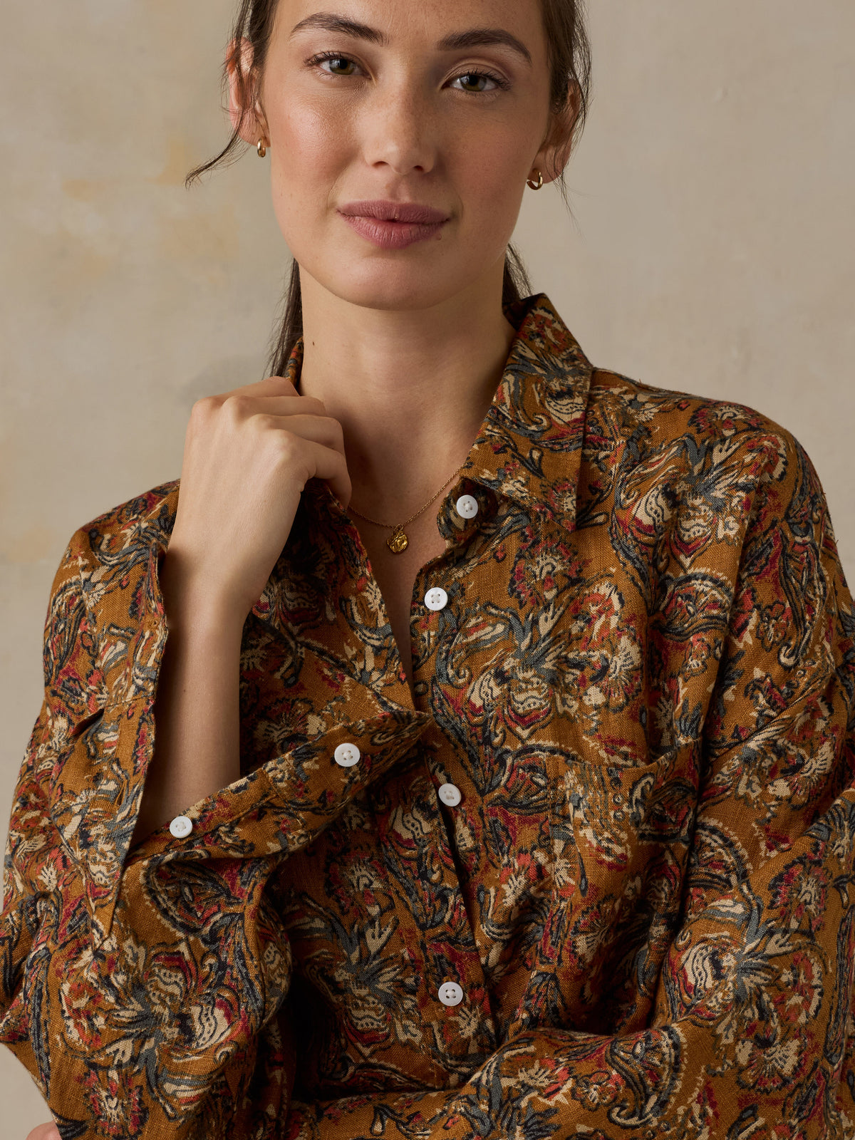 WWF2608-VGZ_Linen_Oversized_Shirt_OM_DETAIL_1_Web.jpg
