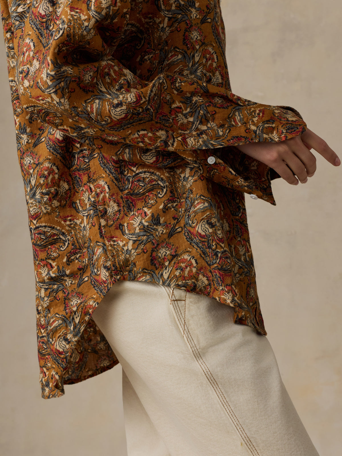 WWF2608-VGZ_Linen_Oversized_Shirt_OM_DETAIL_2_Web.jpg