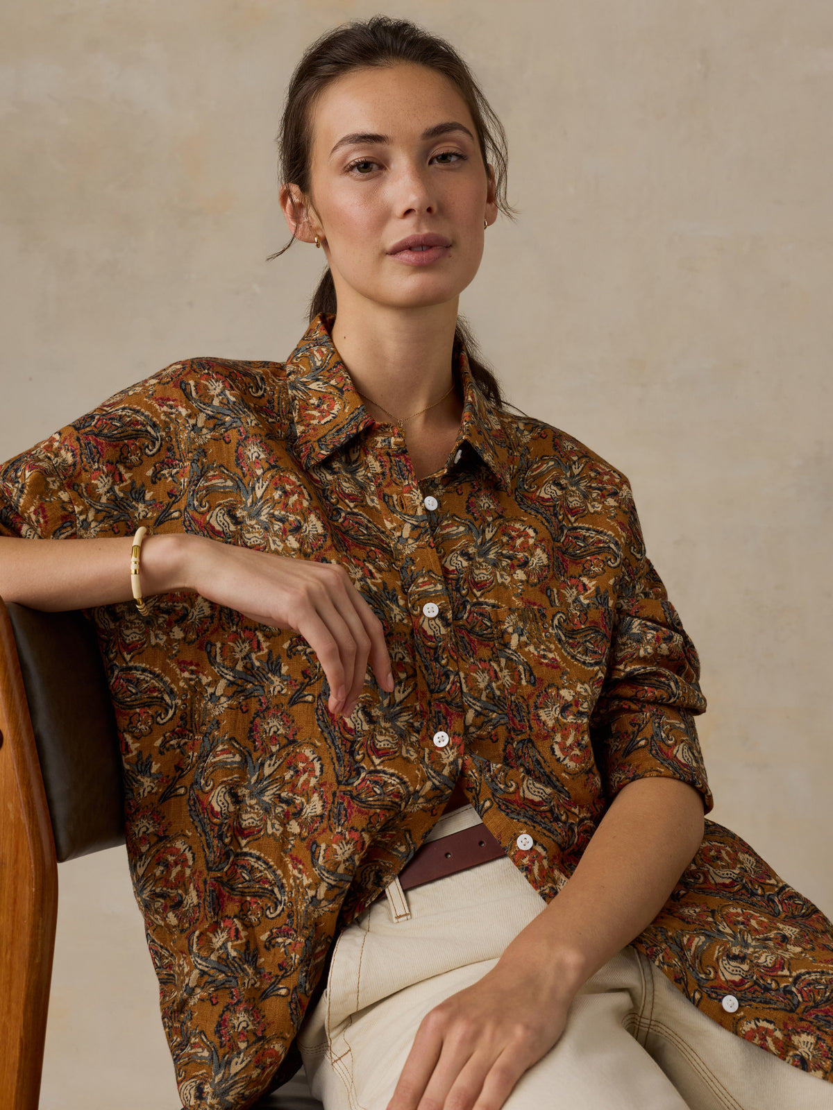 WWF2608-VGZ_Linen_Oversized_Shirt_OM_EDITORIAL_1_Web.jpg
