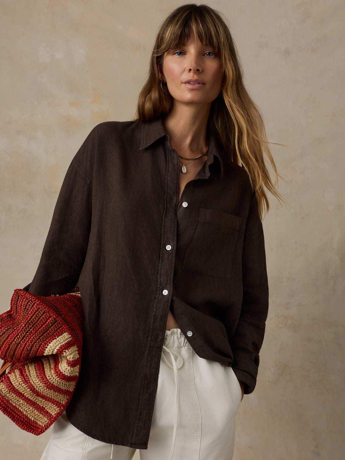 WWU2601-DSX_Laguna_Linen_Relaxed_Shirt_OM_EDITORIAL_2_Web.jpg